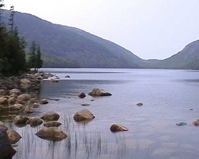 Ein glasklarer See im Acardia National Park