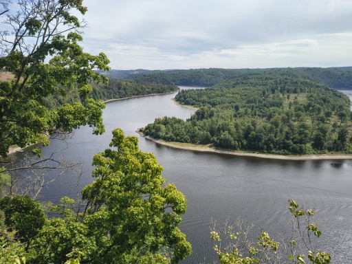Der Bleilochstausee in der Nähe des Campingplatz am Trepplesfelsen