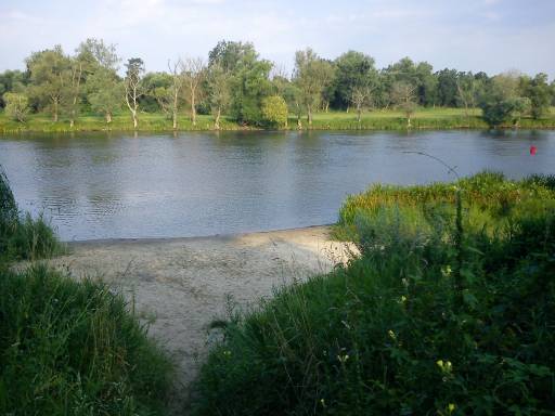 Der Havel-Naturbadestrand auf der Campinginsel in Havelberg