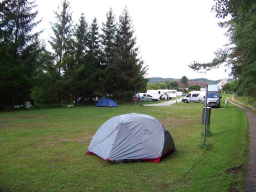Die Zeltwiese und ein Teil der WoMo-Stellplätze auf dem Campingplatz Jurahöhe