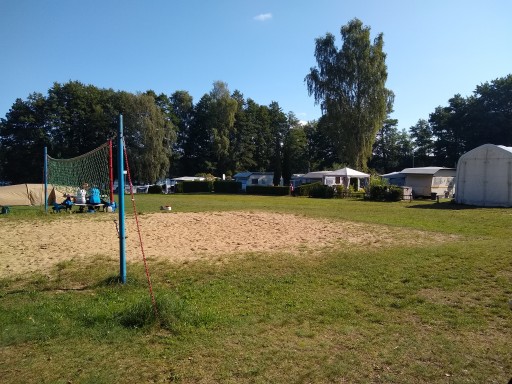 Volleyballfeld und Zeltwiese des Camping Seilershof