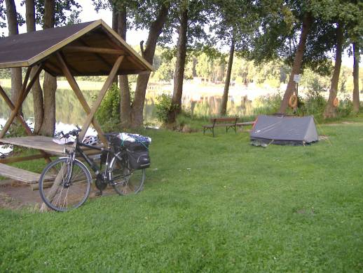 Saschas Minizelt und Rad auf dem ZePla direkt am Wollitzsees