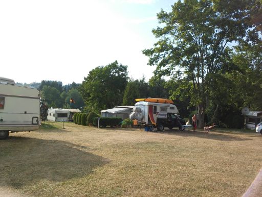 Blick über die Hauptwiese für die WoMos auf dem Campingplatz Auensee