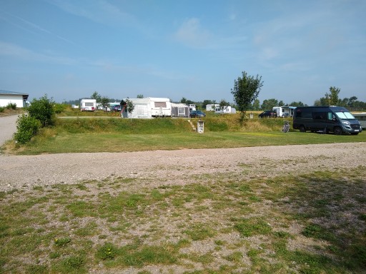 Die kleineren Stellplätze des Campingplatz Freizeitinsel