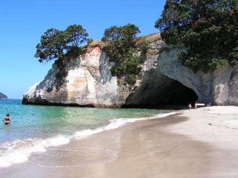 Die Höhle Cathedral Cove auf Coromandel mit wunderschönem Sandstrand davor