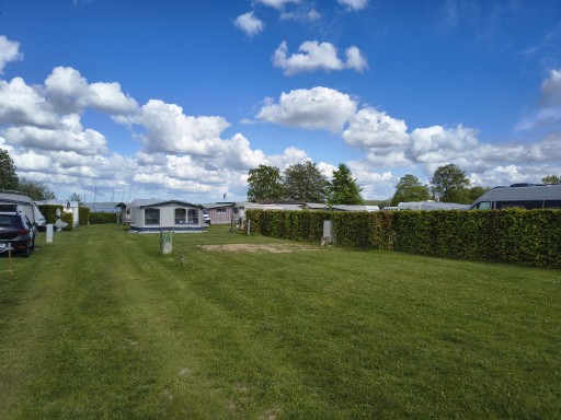 Einige der Stellplätze des Campingplatz Seeblick Dersau
