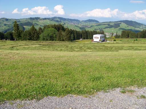 Blick über einige Stellplätze des Kau-Camping hinab ins Tal