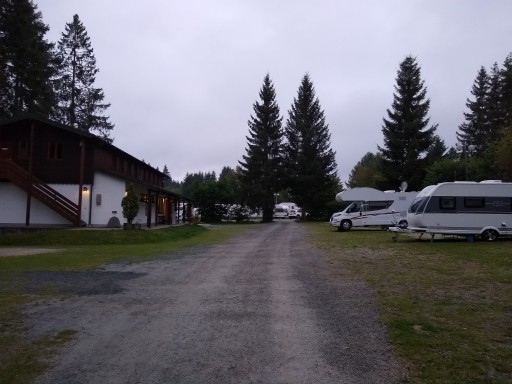 Am hinteren Sanitärgebäude des Camping Fichtelsee