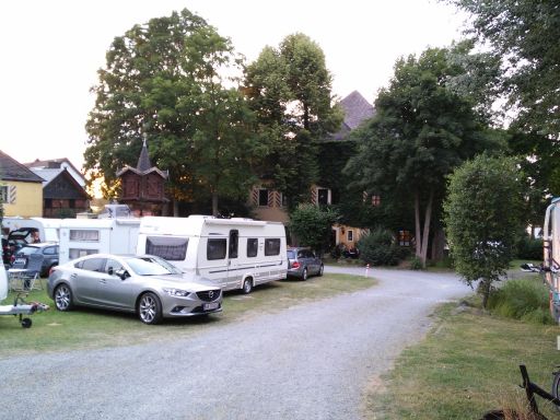 Die Stellplätze im Schloss Issigau am Abend: Rammelvoll!