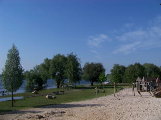 Der Strand am Westufer der Talsperre Spremberg bei Hochwasser