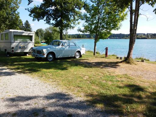 Die Panoramastellplätze des Via Claudia Camping direkt unten am Lechsee