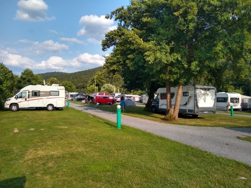 Einige der Stellplätze des Maintal Resort in Collenberg