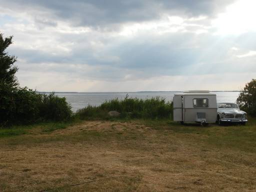 Saschas Gespann direkt am Wasser auf dem Campingplatz "Am Schaproder Bodden"