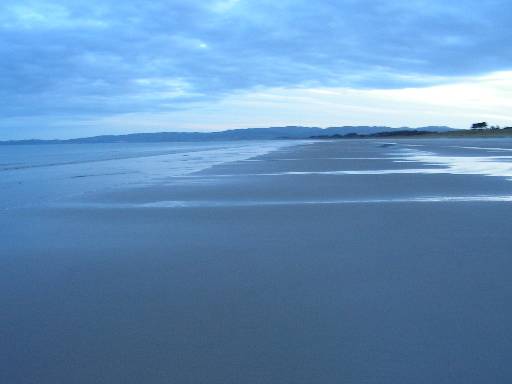 Blick über den Strand am Uretiti Beach Camp