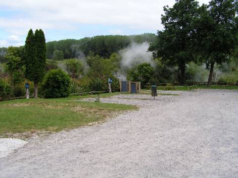 Blick über das Thermal Pool Camp und die heiße Quelle dahinter